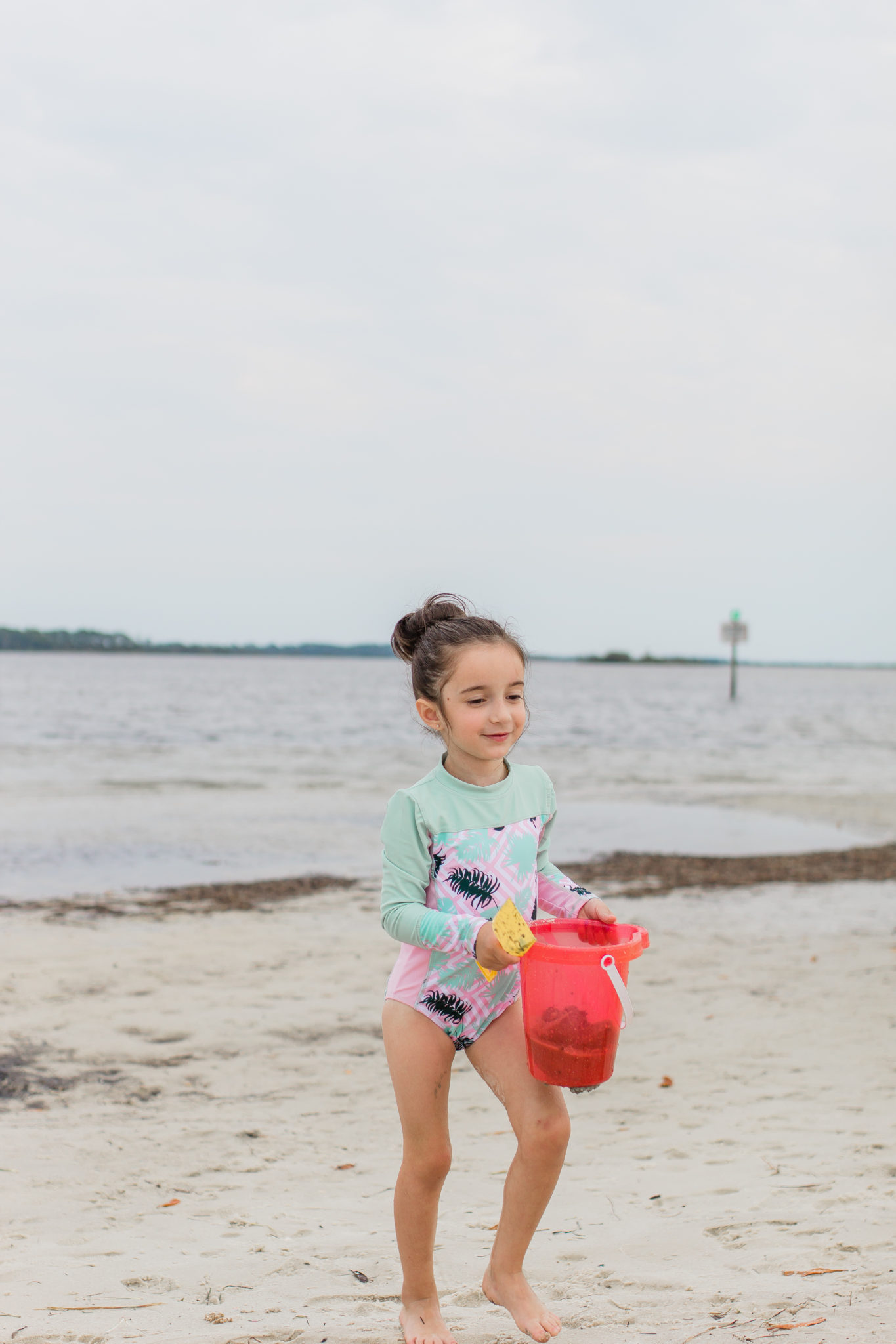 simple beach packing list for toddlers, surviving a day at the beach with kids, beach hacks for kids, beach tips for families, spending a day at the beach with babies and kids