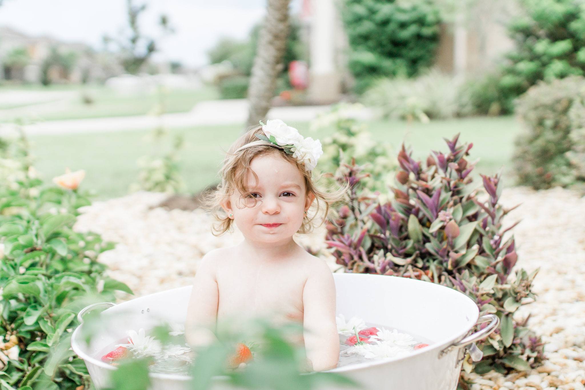 Outdoor citrus session, outdoor fruit bath, outdoor photoshoot, kids bath session photography, Tampa photographer, fresh berry photoshoot