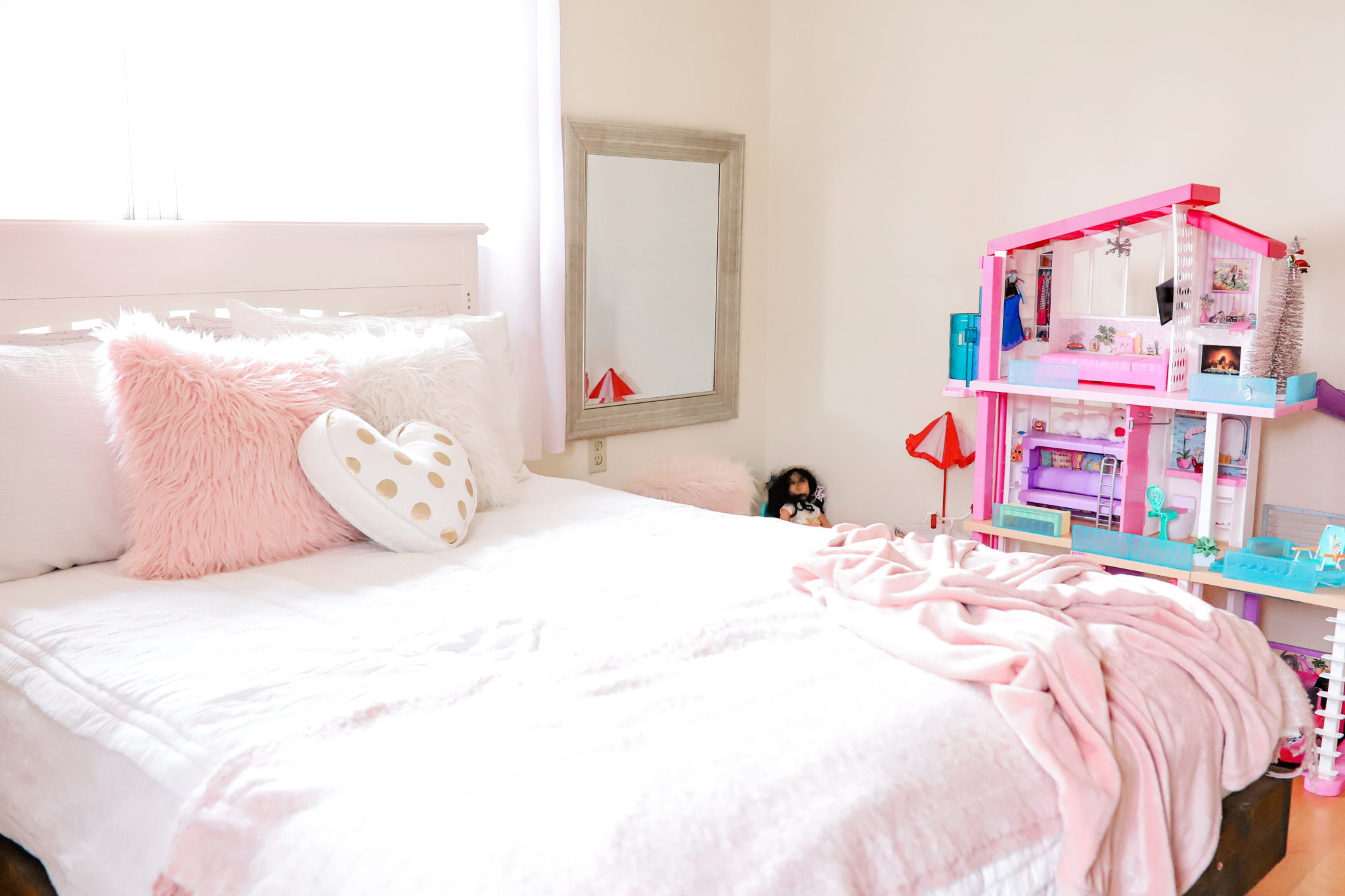Beddys Zipper Bedding, Beddys Product Review, bedroom update for little girls room by Tampa Lifestyle and Mom Blogger, Crazy Life with Llittles