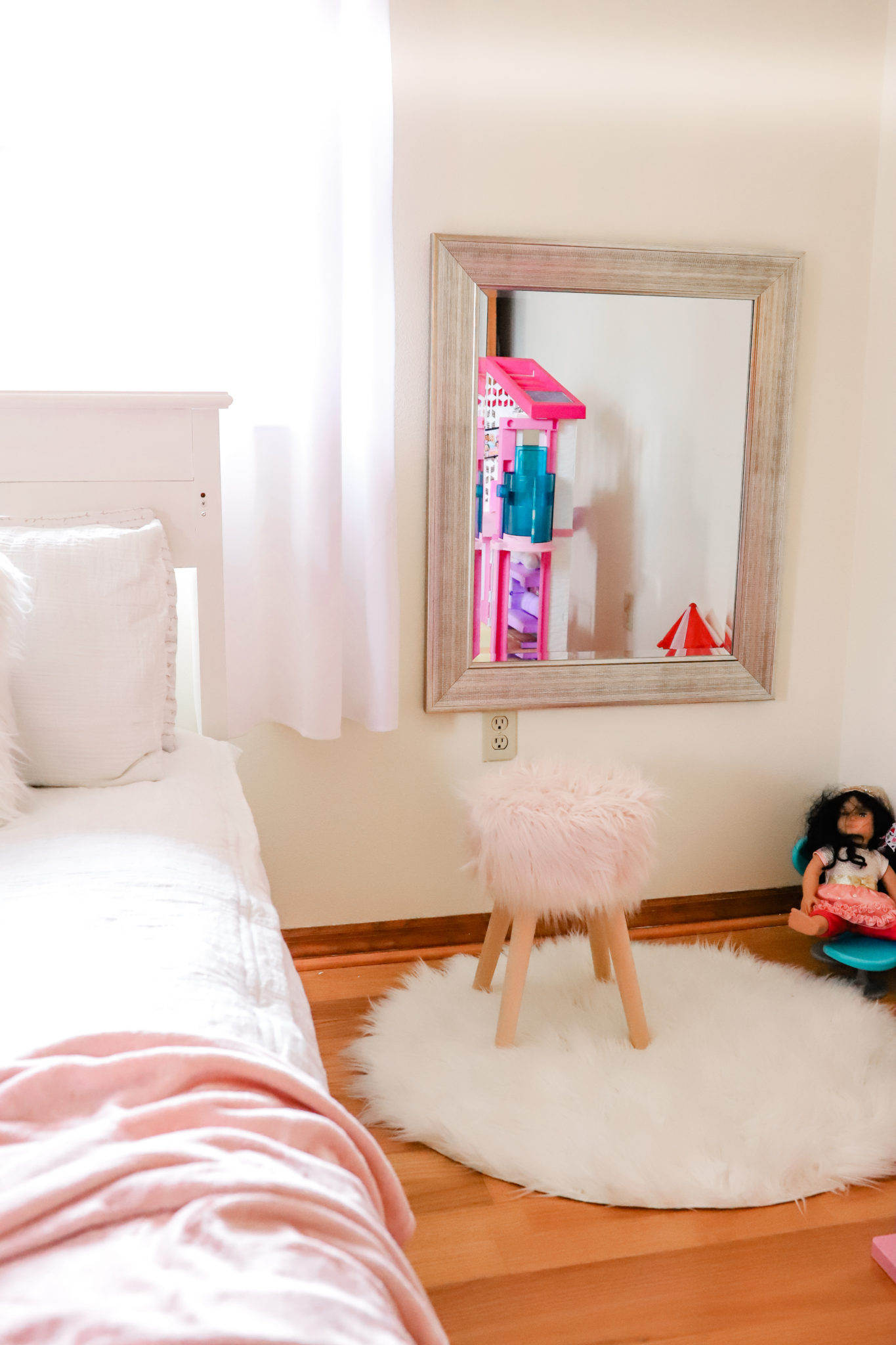 Beddys Zipper Bedding, Beddys Product Review, bedroom update for little girls room by Tampa Lifestyle and Mom Blogger, Crazy Life with Llittles