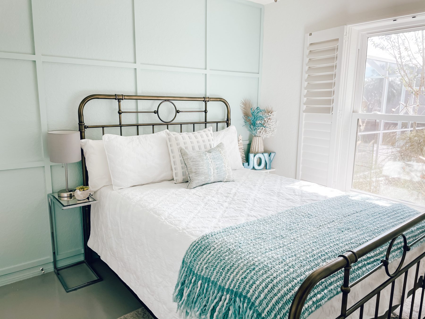 modern coastal guest bedroom makeover, coastal decor, modern coastal holiday decor